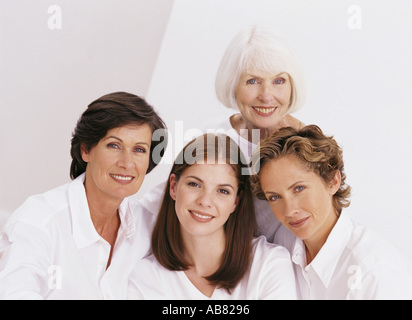 Ritratto di quattro donne membri di famiglia Foto Stock