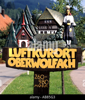 Sculture in legno di luftkurort oberwolfach segno Baviera Germania tedesco Foto Stock