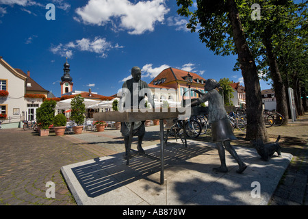 Statua di un fornitore di asparagi a Schwetzingen market place, vicino a Heidelberg Germania Foto Stock