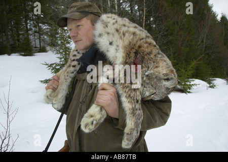 Nord (Lynx Lynx Lynx lynx), morto lynx è portato da un cacciatore, Norvegia, Nord-Trondelag Foto Stock