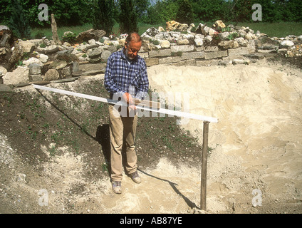 L'uomo costruire un laghetto in giardino, Germania Foto Stock