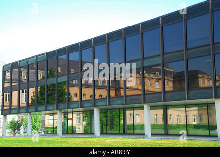 Parlamento dello stato federale del Baden Wuerttemberg con la riflessione nuovo castello Stuttgart Germania Foto Stock