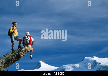 Due alpinisti si appoggiano su una scogliera, Francia Foto Stock