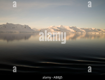 Tramonto sul canale Neumayer, Antartide Foto Stock