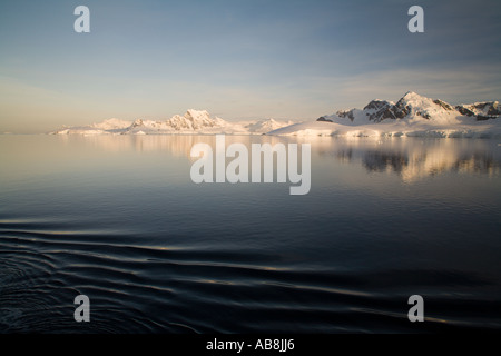 Tramonto sul canale di Neumayer, la penisola antartica, Antartide Foto Stock