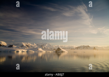 Tramonto sul canale di Neumayer, la penisola antartica, Antartide Foto Stock