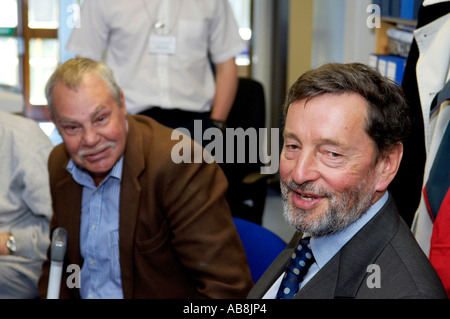 Un sorridente ex MP e di governo il ministro David Blunkett parla nel corso di una riunione Foto Stock