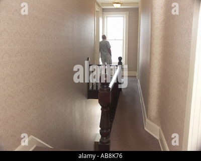 Guardare fuori dalla finestra Foto Stock