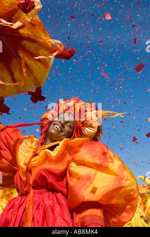 West Indies Porto di Spagna Trinidad Tobago Carnival Ritratto di celebrare la ballerina sul palco principale in costumi colorati. Foto Stock