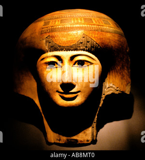 Maschera di mummia egiziana realizzata in cartoncino dipinto, caratterizzata da un'espressione serena a forma di mandorla, fascia decorativa a motivi geometrici Neues Museum Berlin Foto Stock
