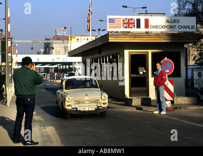 Il Checkpoint Charlie C del muro di Berlino in valico di frontiera orientale di Berlino - Berlino Ovest durante la Guerra Fredda 1989 Germania Foto Stock