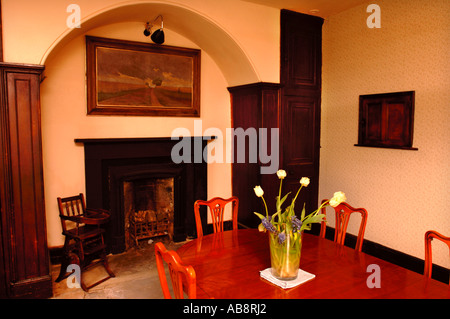 Una tradizionale SALA DA PRANZO UK con stile regency RIBBON SEDIE INDIETRO Foto Stock