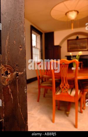 Una tradizionale SALA DA PRANZO UK con stile regency NASTRO INDIETRO SEDIE E UNA VECCHIA QUERCIA entrata porta con chiave originale Foto Stock