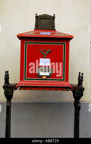 Casella postale rossa tradizionale o casella postale nel quartiere del Castello Budapest Ungheria Foto Stock