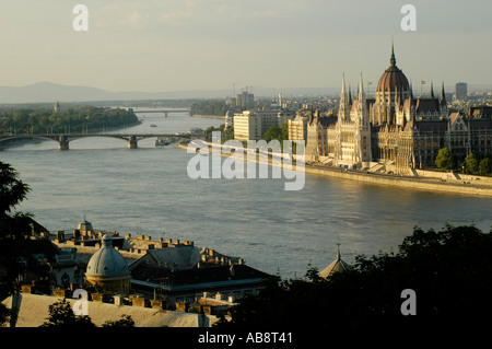 Veduta sul Danubio verso il Parlamento ungherese edificio che si trova in Piazza Lajos Kossuth a Budapest Ungheria Foto Stock