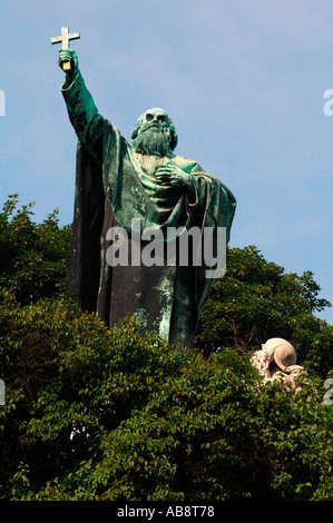 Statua di szt gellert, il primo vescovo ungherese e il comandante del primo re ungherese, Santo Stefano si trova sulla collina Gellert Budapest Ungheria Foto Stock