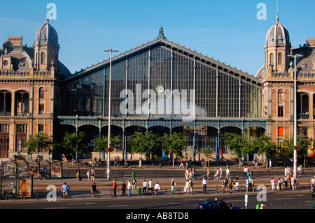 Vista esterna del Budapest-Nyugati palyaudvar stazione ferroviaria occidentale, previsto per agosto de Serres aperto 1877 a Budapest Ungheria Foto Stock