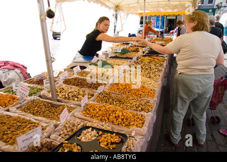 Mercato francese svoltasi a Kelso town square Scozia estate 2007 in viaggio i dadi del mercato per la vendita Foto Stock
