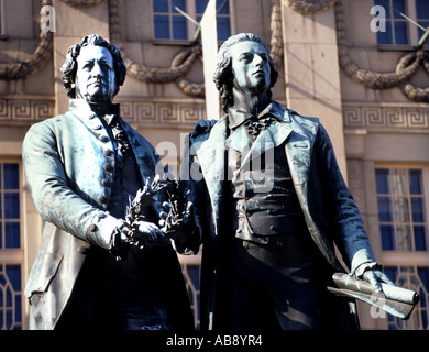 Goethe e Schiller prima, nella parte anteriore del Nationaltheater a Weimar Foto Stock