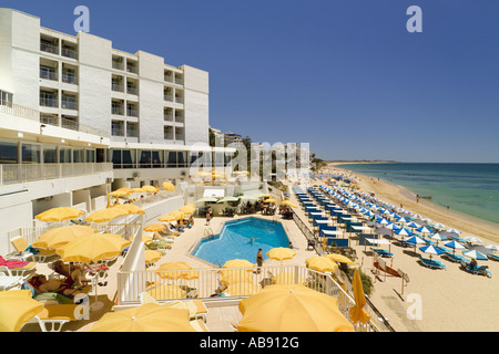 Il Portogallo Algarve, Armacao de Pera, la spiaggia principale in estate visto dall'Holiday Inn hotel pool Foto Stock