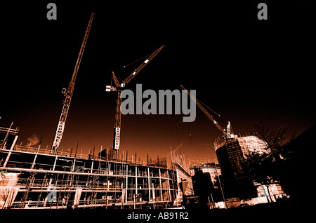 Alto contrasto immagine seppia monocroma di cantiere con gru Woking Surrey Foto Stock