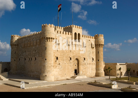 Qaitbay Fort sull isola di Pharos sulla costa mediterranea, Alessandria, Egitto Foto Stock