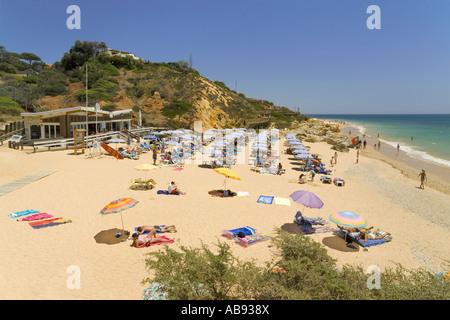 Il Portogallo, Algarve, della baia di Praia da Oura nei pressi di Albufeira in estate Foto Stock