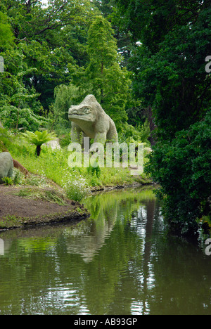 Dinosauro Megalosaurus statua in Crystal Palace Park London Inghilterra England Foto Stock