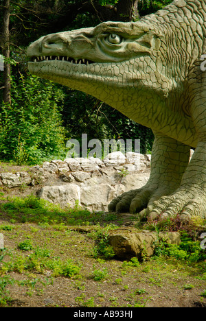 In prossimità della testa del dinosauro Megalosaurus statua in Crystal Palace Park London Inghilterra England Foto Stock