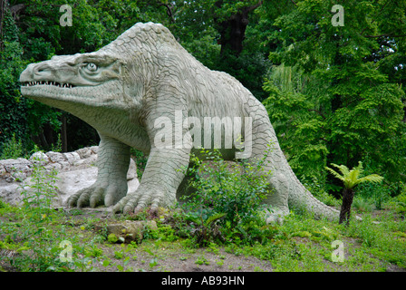 Dinosauro Megalosaurus statua in Crystal Palace Park London Inghilterra England Foto Stock