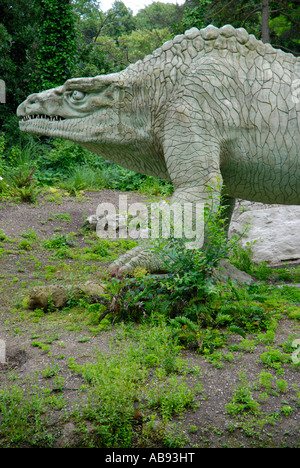 Dinosauro Megalosaurus statua in Crystal Palace Park London Inghilterra England Foto Stock