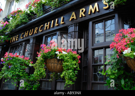 Esterno del Churchill Arms pub a Notting Hill, Londra, Inghilterra, 2007 Foto Stock