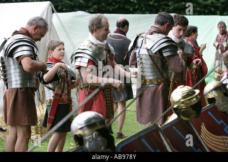 Romani festival nel Parco Archeologico di Xanten, Germania.Spettacolo storico della vita quotidiana della gente normale e personale militare Foto Stock