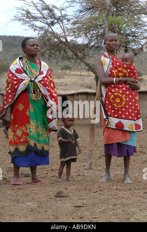 Le donne Masai che con i bambini nel loro villaggio, Kenya, Narok Foto Stock