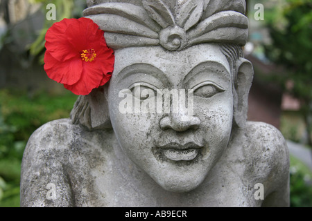 Cinese (hibiscus Hibiscus rosa-sinensis), scultura in pietra con fiore di ibisco, Indonesia Bali Ubud Foto Stock