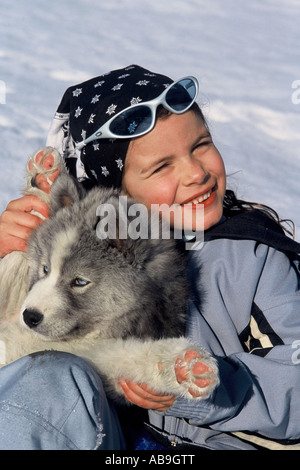 Siberian Husky (Canis lupus f. familiaris), ragazza giovane con cucciolo, Francia Foto Stock