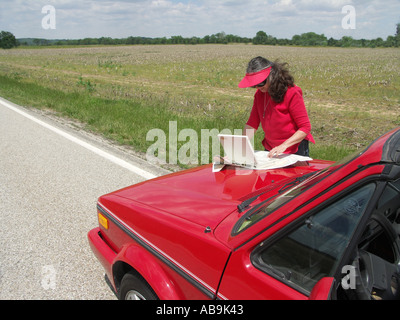 Utilizzo di computer a lato della strada Foto Stock