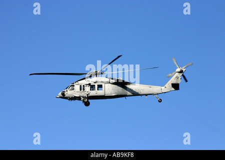 Un US Navy HC 11 elicottero Sikorsky MH 60S sorvolano Coronado Bay a San Diego in California Foto Stock