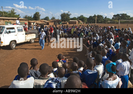 Un dramma gruppo esegue un HIV/AIDS campagna di sensibilizzazione, Moshi, Tanzania Foto Stock