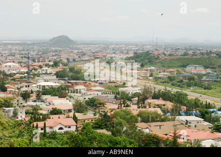 Vista di Abuja con alloggi moderni, Nigeria Foto Stock