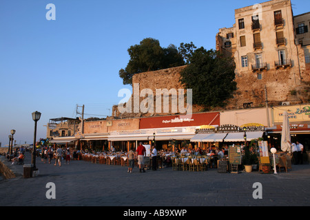 Ristoranti presso il vecchio porto veneziano di Chania, Creta, Grecia Foto Stock