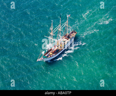 Vista aerea. Tre masted ship nel Solent. Spegnere il Hampshire costa. Regno Unito. Foto Stock