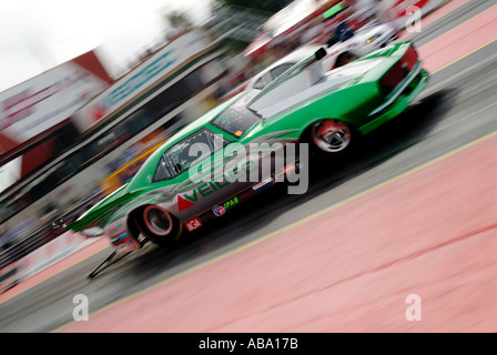 1968 Chevrolet Chevy Camaro drag racing car al Parco Mantrop dragstrip in Svezia pavimenti driver l'acceleratore peddle e blast Foto Stock