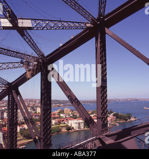 Vista del quartiere di Kirribilli e guardando a nord-est dal di dentro la trave di ferro quadro del Ponte del Porto di Sydney Australia Foto Stock