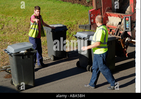 Bidone con ruote SERCO Consiglio di cassonetti per la raccolta di rifiuti di essere svuotati su dustcart Foto Stock