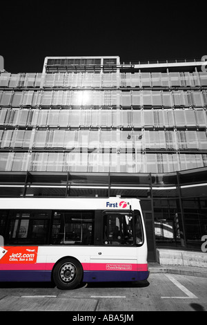 Shudehill bus station, il primo autobus, Manchester, Regno Unito Foto Stock