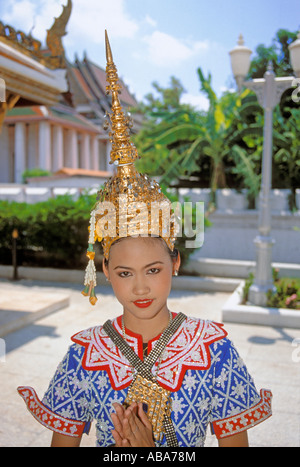 Thai ballerina classica dimostrando curvo di movimenti del dito, con dita teso all'indietro, nel tempio motivi, Wat Ratchadanaddram, Bangkok Foto Stock