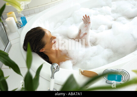 Donna nel bagno Foto Stock