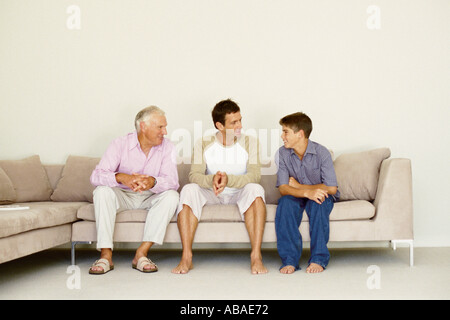 Membri maschi della famiglia parlando Foto Stock