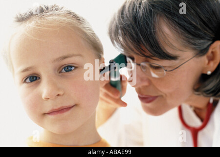 Ragazza di essere esaminato dal medico Foto Stock